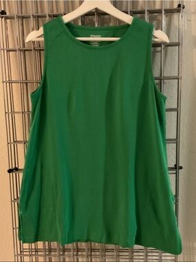 Chico's Emerald Green Ultimate tee. Sleeveless Swing Tank EUC ptp 20” length 22”